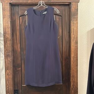 Black sheath dress with sleeveless design and scoop neck for cocktail